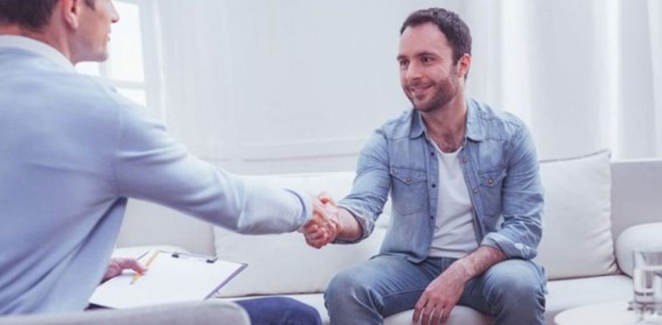 Como funciona a reabilitação de um dependente químico?