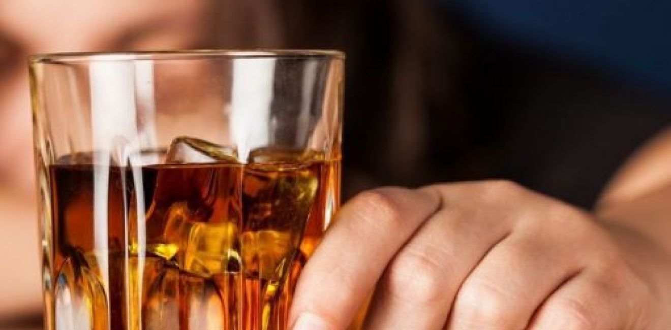 Conheça e aprenda a identificar os sintomas do alcoolismo!